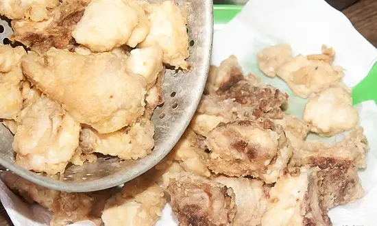 cho thịt gà vào khăn giấy