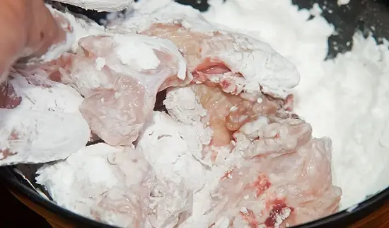 trộn thịt gà với bột bắp