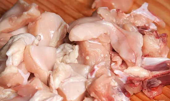 thái miếng nhỏ thịt gà