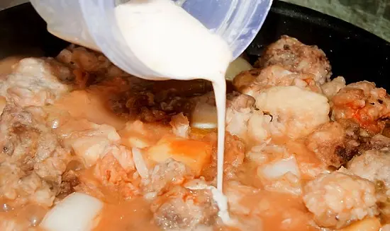 thêm bột bắp vào chảo thịt gà