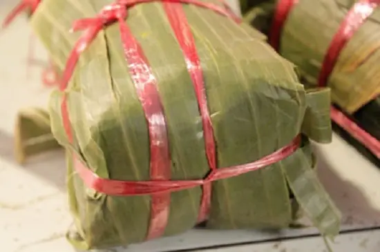 dùng dây cột chặt