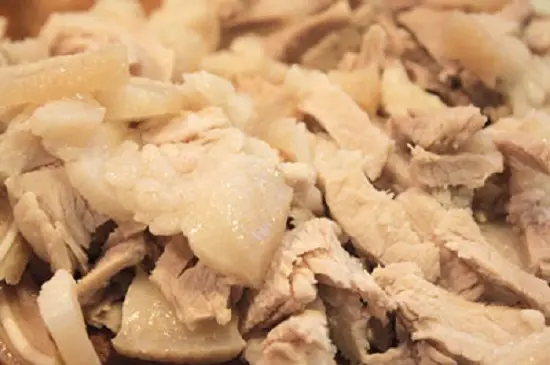 thịt ba chỉ luộc chín, thái nhỏ