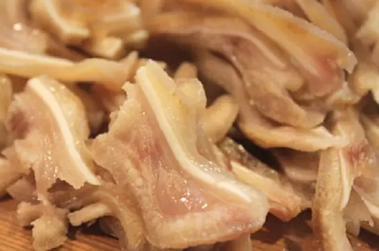 tai lợn luộc chín, thái nhỏ
