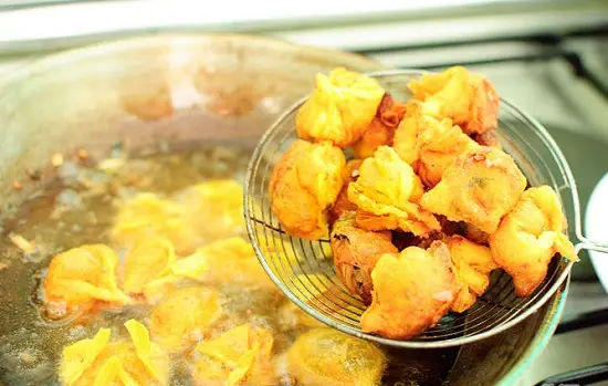 vớt hoành thánh ra cho ráo dầu