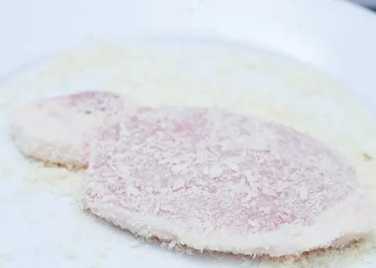 lăn thịt heo qua vụn bánh mì