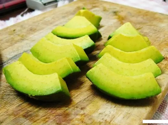 bơ các bạn cắt thành những miếng nhỏ
