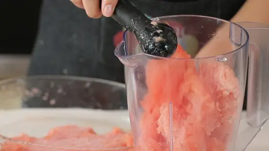 múc kem vào máy xay sinh tố