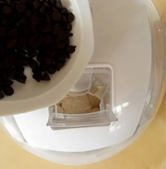 cho chocolate chip vào máy