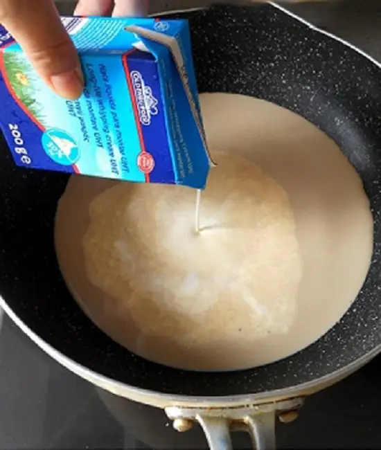 cho kem tươi vào hỗn hợp sữa
