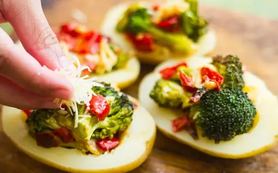 rắc phô mai vụn lên trên