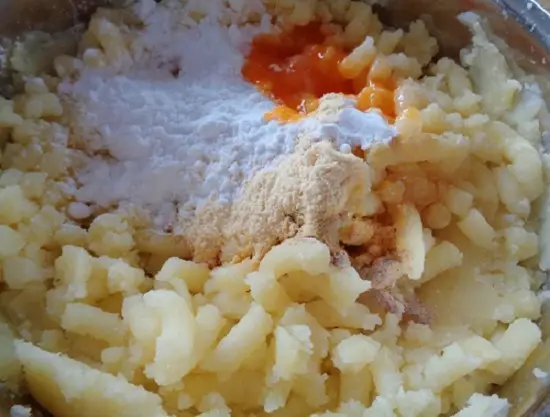 trộn khoai với gia vị