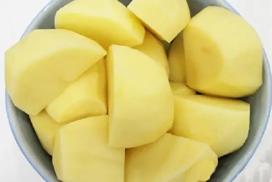 gọt vỏ khoai tây