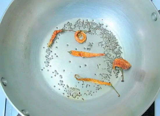 đun ớt khô và hạt mù tạt