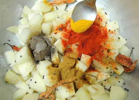 thêm các loại gia vị vào khoai tây