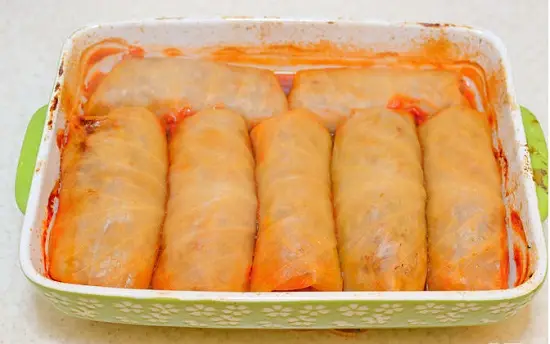 các cuộn bắp cải đã chín
