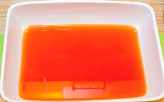 đổ nước sốt vào khay nướng