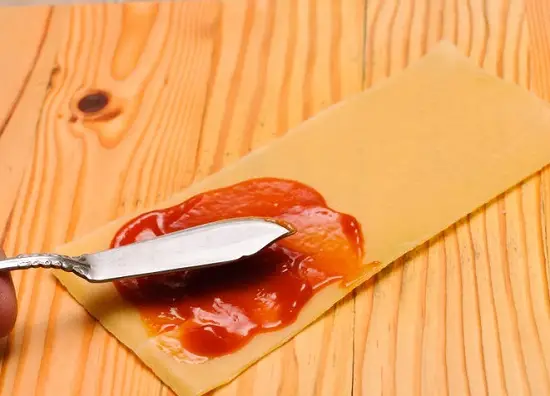 thêm sốt cà chua