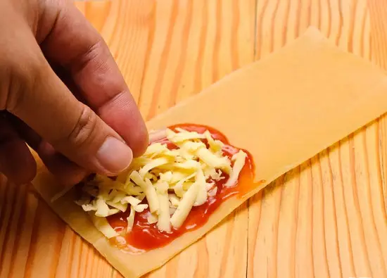 rắc phô mai vụn