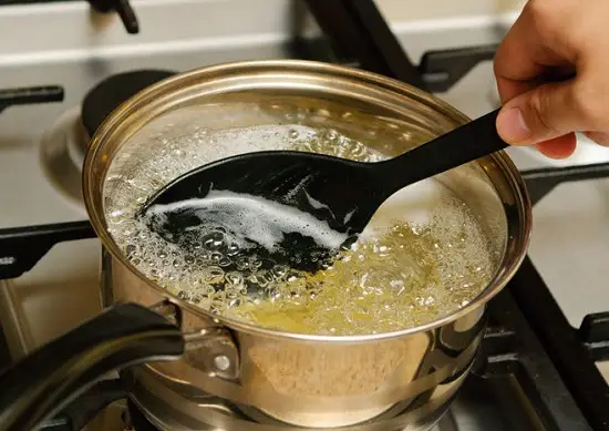 trần các tấm lasagan trong nước nóng