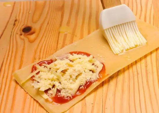 phết trứng gà lên trên lasagan