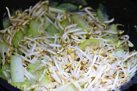 Các bước để làm món lòng gà xào bí đao và giá đỗ