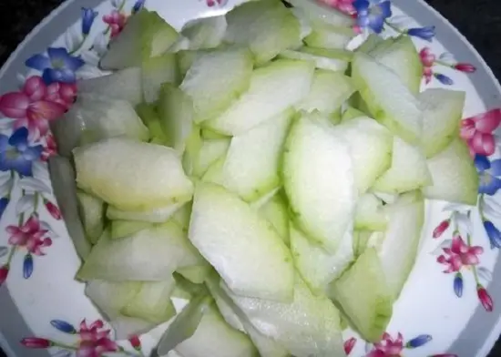 Rửa sạch bí đao để làm món lòng gà xào bí đao và giá đỗ