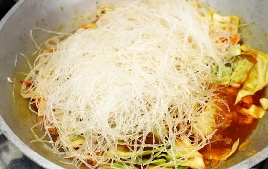 học cách làm miến xào thịt gà rau củ