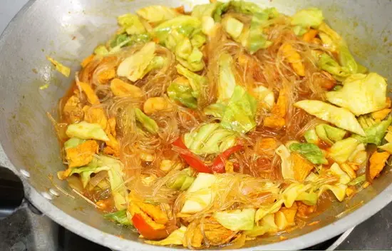 miến xào thịt gà rau củ cho cả nhà