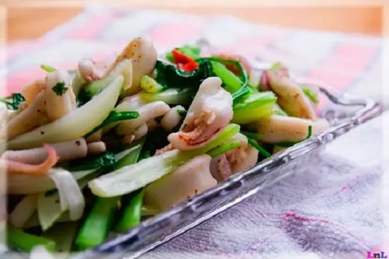 Cách làm món mực xào hành tây bên mâm cỗ