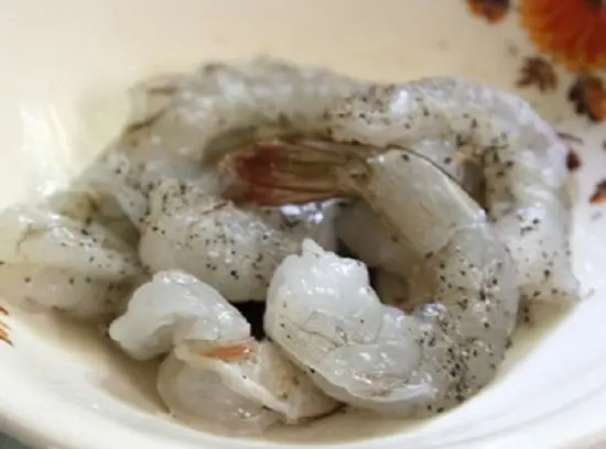 tôm ướp hạt tiêu