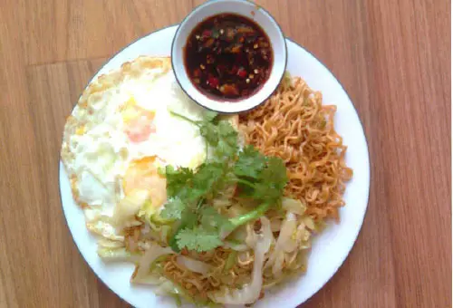 Cách làm món mỳ xào trứng giòn ngon đơn giản