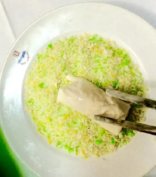 lăn nem qua bột xù