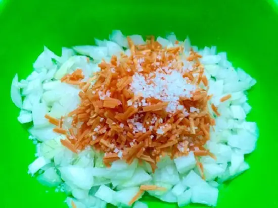 trộn hành tây và cà rốt