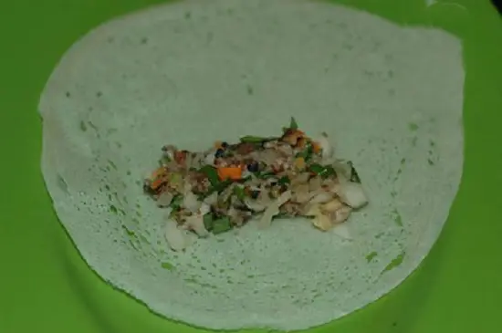 múc 1 thìa nhân vào bánh đa