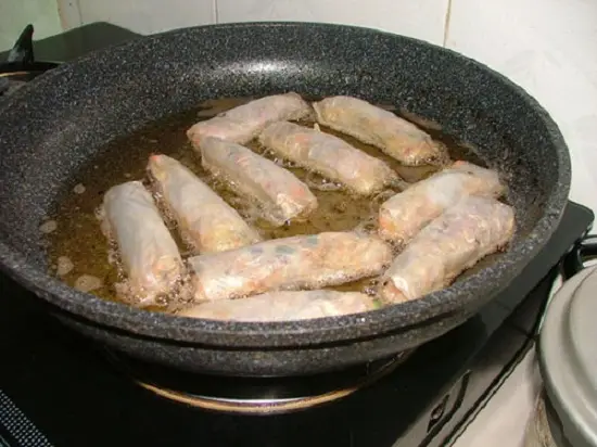 Cách làm món nem rán cho mâm cỗ cúng rằm 3