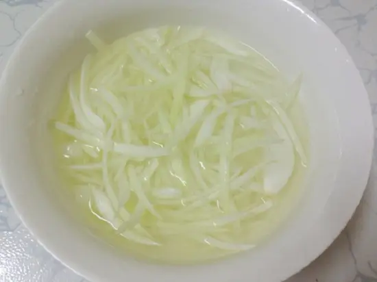 ngâm hành tây với nước đá