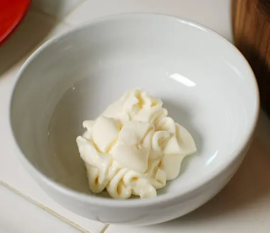 múc sốt mayonnaise ra bát