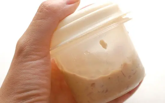 cho sốt hành tây vào hộp để nguội