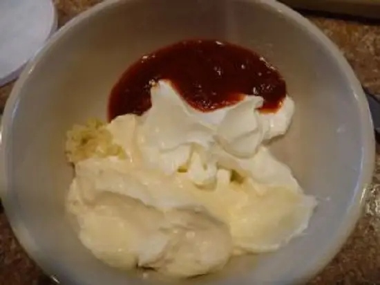 thêm các gia vị vào sốt mayonnaise