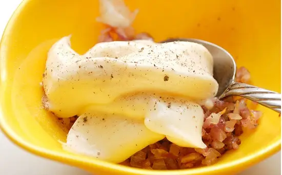 cho hỗn hợp sốt mayonnaise vào hành tây phi