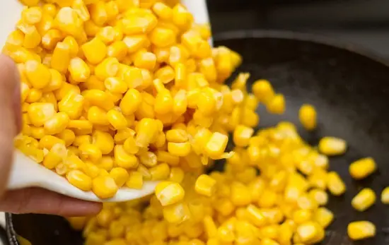 cho bắp ngọt vào chảo xào