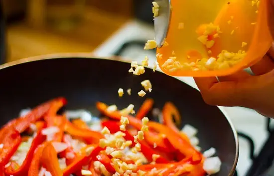 rắc tỏi lên trên đồ ăn