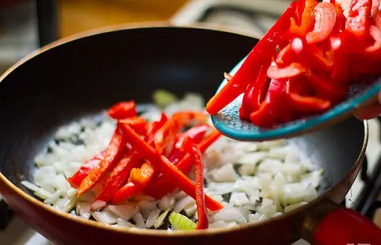 xào ớt với hành tây