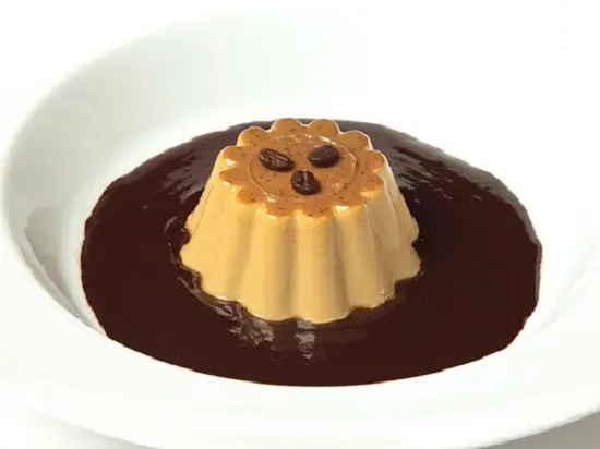 tưới nước sốt kem lên panna cotta