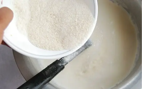 cho gạo và đường vào sữa
