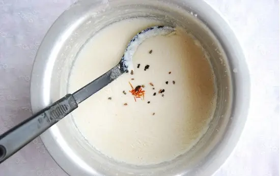 cho bột bạch đậu khấu và nghệ tây