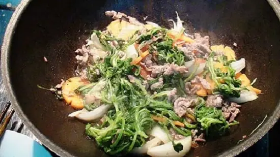 xong phần xào nguyên liệu làm phở chiên phồng