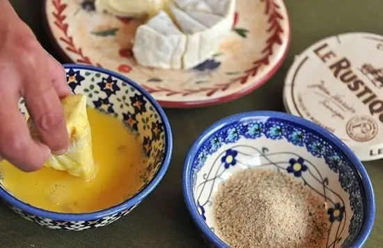 nhúng pho mát vào bát trứng gà