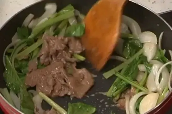 Cách làm món nui xào thịt bò thơm ngon lạ miệng