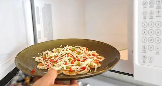 cho pizza vào lò vi sóng